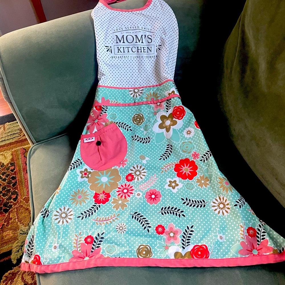 Brand new apron. Makes a great gift for others or yourself
